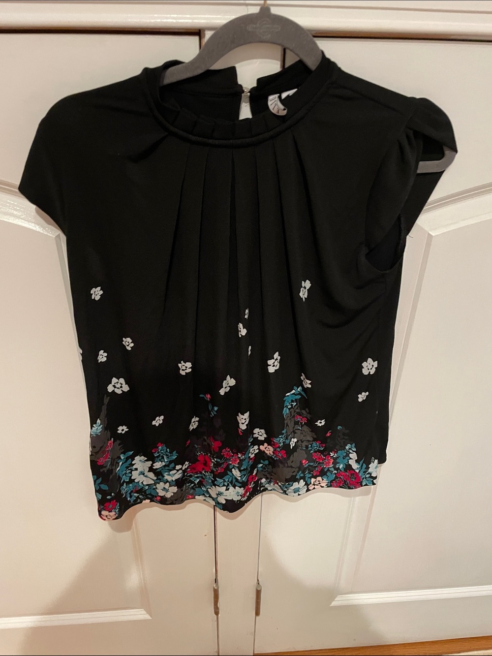 Elle Black Floral-Trim Pleated Cap-Sleeve Top
